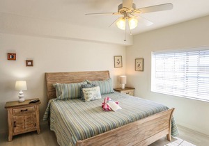 Upscale condo w. Gulf views, pool access + 2-wk minimum