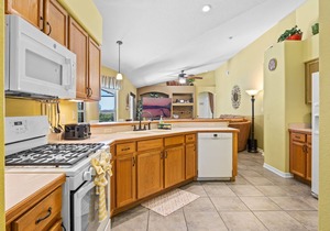 VERY CLEAN & SPACIOUS! Pool, Game Room, BBQ, 2 King Masters-Close to Disney!