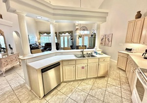 Villa close to beach Includes 6-Seat Golf Cart! 5257 TS