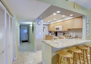 Villa Madeira 202 Beautiful updates, breathtaking view, walk to John's Pass!