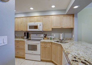 Villa Madeira 202 Beautiful updates, breathtaking view, walk to John's Pass!