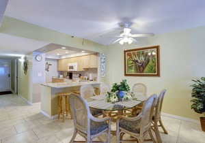 Villa Madeira 202 Beautiful updates, breathtaking view, walk to John's Pass!
