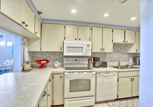 Villa Madeira 609 | Beach FRONT|Walk to John's Pass!