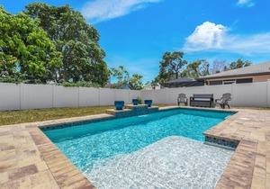 Walk to The Beach Private Pool Home !