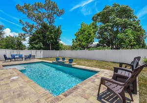 Walk to The Beach Private Pool Home !