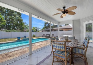 Walk to The Beach Private Pool Home !