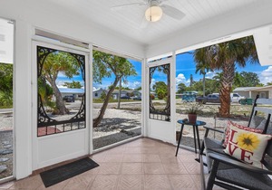 Walk to The Beach Private Pool Home !
