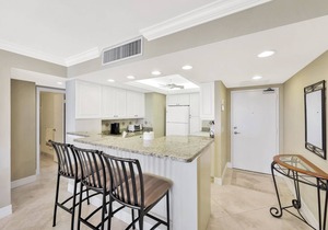 Walking Distance to Beach, Dining, Shops & More!