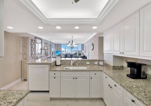Walking Distance to Beach, Dining, Shops & More!