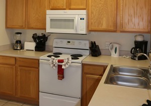 Water view, BBQ, private hot tub, AC, 2Q 2T, gated resort close to theme parks