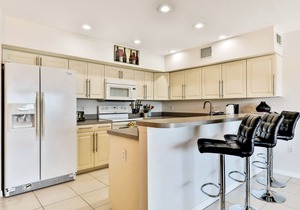 Waterfront condo with shared heated pool and splendid views - Dogs ok