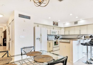 Waterfront condo with shared heated pool and splendid views - Dogs ok
