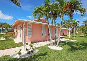 West End Paradise Starfish 1 - Quaint Hotel Style Room near the Beach