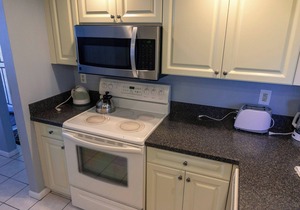 Your Home Away From Home! Kitchenette, 2 Outdoor Pool and Hot Tub, Free Parking