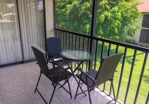 Your Home Away From Home! Kitchenette, 2 Outdoor Pool and Hot Tub, Free Parking