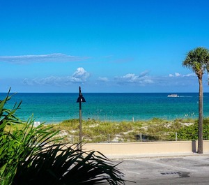 Crescent Beach Club 