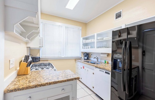 Historic Seaport House | 1 Block to Duval St | Banana's Foster Guesthouse