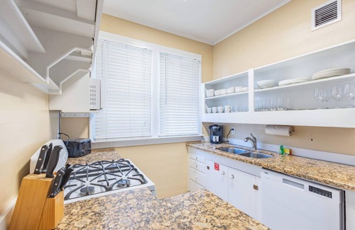Historic Seaport House | 1 Block to Duval St | Banana's Foster Guesthouse