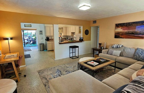 Sarasota House | 1 mile to Siesta! Early Bird Special! Low Wkly Rates! Pool & Spa! Fast Internet.