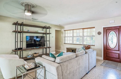 Poinsettia Heights House | 125 m² House ∙ 2 bedrooms ∙ 5 guests