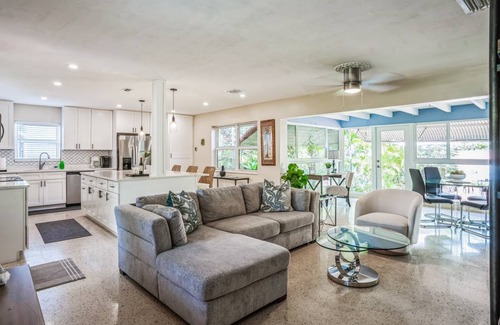 Poinsettia Heights House | 125 m² House ∙ 2 bedrooms ∙ 5 guests