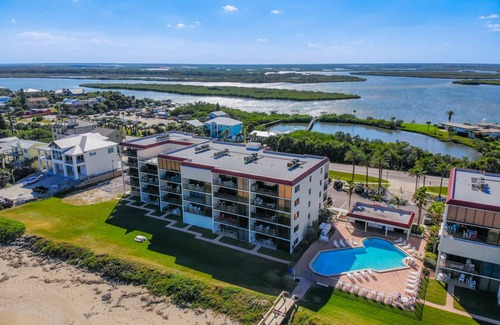 Bethune Beach Condo | 131 m² Condo ∙ 3 bedrooms ∙ 6 guests