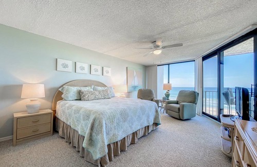 Bethune Beach Condo | 131 m² Condo ∙ 3 bedrooms ∙ 6 guests