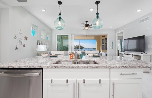 Whitney Beach Condo | 155 m² Condo ∙ 3 bedrooms ∙ 7 guests