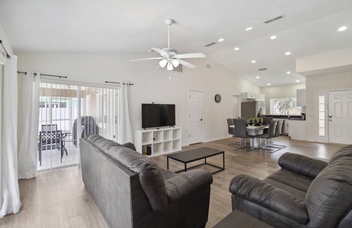 Thousand Oaks House | 167 m² House ∙ 4 bedrooms ∙ 8 guests