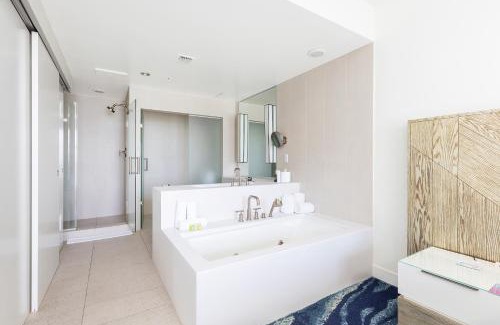 Central Beach Apartment | 16th Floor Luxury 2 Bedroom - Ocean Views & Luxury