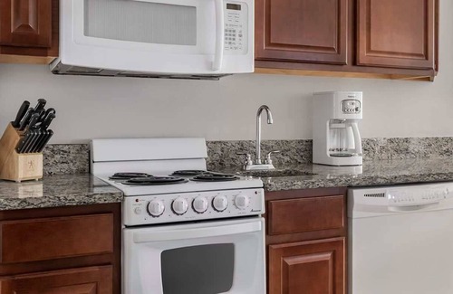 Brush - Stewarts Condo | 1br Deluxe Condo Nascar, A Lazy River & Beach!