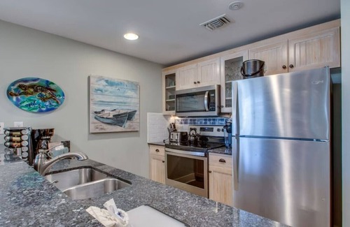 Baytowne Wharf Condo | 2 BR/2 BA With 6 Seater Golf Cart, Village of Baytowne Wharf