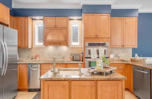 New Smyrna Beach House | 2 mastrs, htd salt lap pool, SPA, 2mins walk to beach - Happy Island Retreat