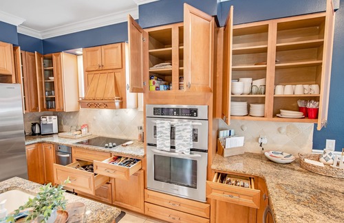 New Smyrna Beach House | 2 mastrs, htd salt lap pool, SPA, 2mins walk to beach - Happy Island Retreat
