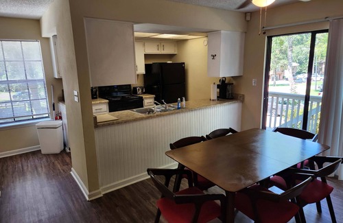 Tallahassee House | 2 miles to FSU-Twin King Master Beds-2 BR 2.5 Bath
