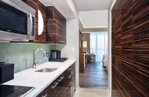 Central Beach Apartment | 2 Queen Beds Studio with Kitchen Intracoastal View