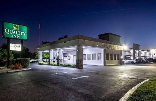 Bayshore Gardens Hotel | 2-Star Hotel ∙ Quality Inn Bradenton - Sarasota North