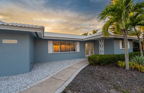 Whitney Beach House | 213 m² House ∙ 4 bedrooms ∙ 8 guests