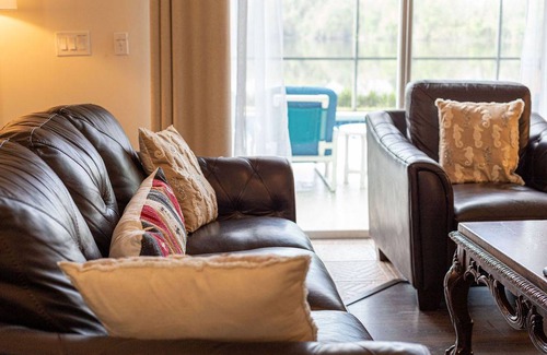 Thousand Oaks House | 219 m² House ∙ 4 bedrooms ∙ 8 guests