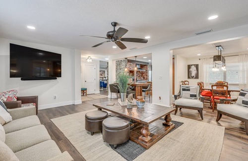 Bearss Plaza House | 252 m² House ∙ 4 bedrooms ∙ 17 guests