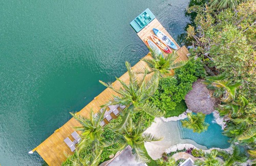 Poinsettia Heights House | 271 m² House ∙ 4 bedrooms ∙ 12 guests