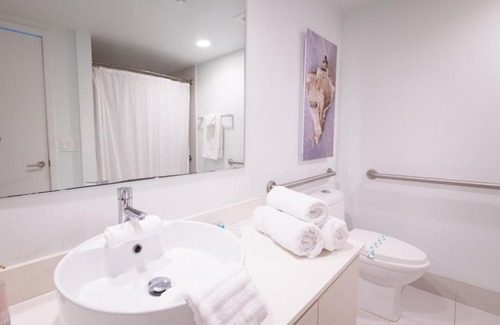 Hallandale Beach House | 2803AB Chic 2 BR 2BTH Water Views Modern Kitchen Suite Balcony Gym Pool