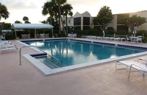 Jupiter Condo | 2BR Comfortable Condo with Easy Beach Access
