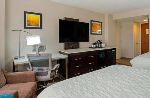 Baymeadows House | 3 Convenient Units! Onsite Pool, Parking, Breakfast, Near Orlando's Theme Parks