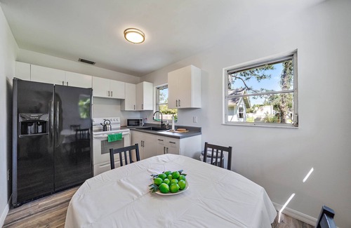 Laurel House | 3 Units Together - Beach Triplex .7 Mi From Beach