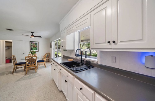 Laurel House | 3 Units Together - Beach Triplex .7 Mi From Beach