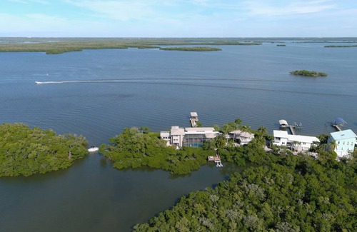 Mid Island House | 369 m² House ∙ 5 bedrooms ∙ 14 guests