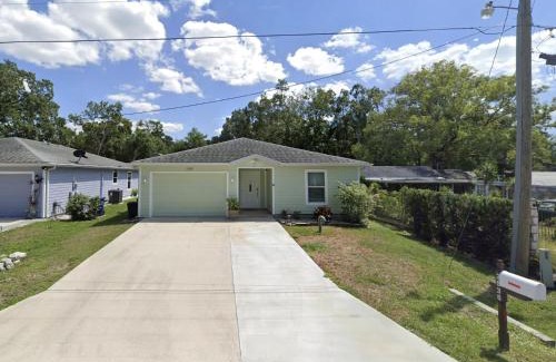 Ridge Wood Heights House | 3Bed & 2Bath Property Couple minutes from Siesta Key Beach & Downtown Sarasota