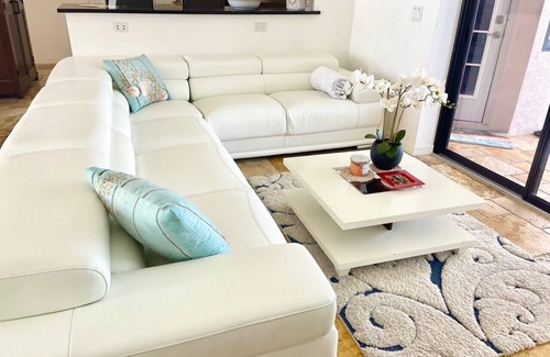 Pelican Villa | 4 bedrooms (2 MASTERBÄDER) in total 3 bathrooms SOUTH-facing large pool, boat dock fiber optic network