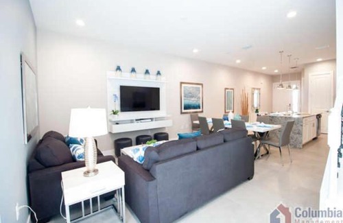 West Kissimmee Villa | 4 BR 4 BA Villa Central Location near Disney 1804ft²